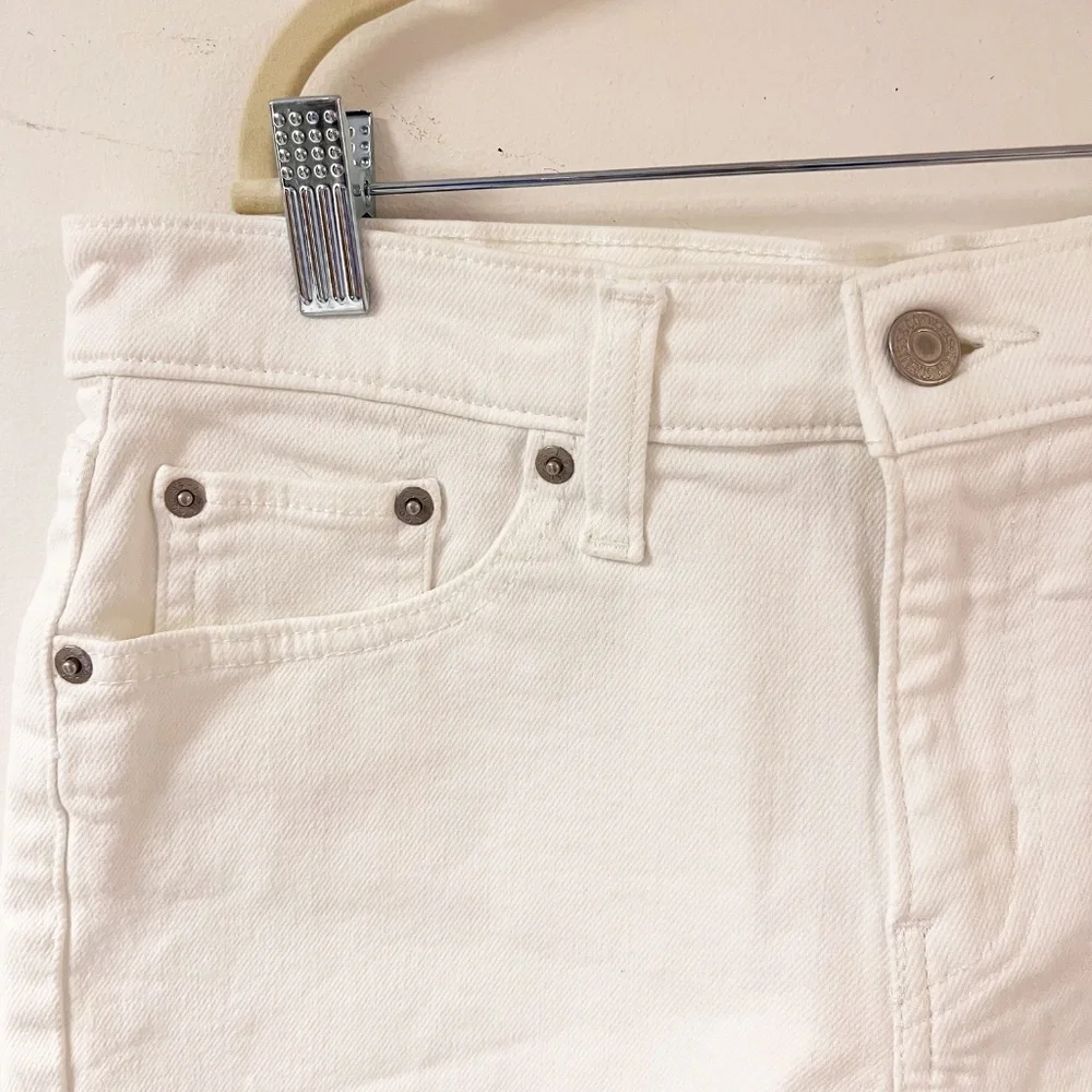 LEVIS Mid Length White Denim Shorts size 28/6 Cuffed Zipper Fly - Picture 4 of 11